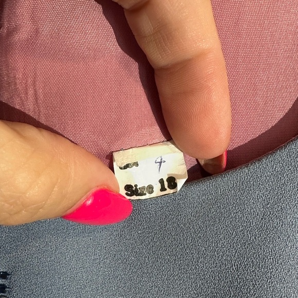 Does have a couple of small stains, needs to be cleaned - Picture 5 of 16